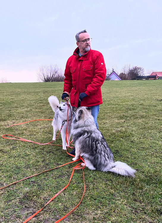 Uwe Schmitz | Freier Trauredner & Trauerredner in Bonn, Köln und NRW, Redner auf Jubiläumshochzeiten und Kinderwillkommensfesten mit seinen Huskies