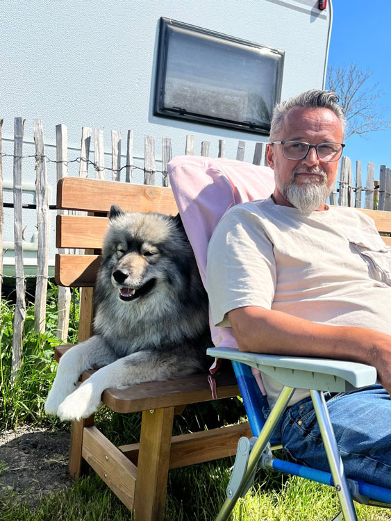 Uwe Schmitz | Freier Trauredner & Trauerredner in Bonn, Köln und NRW, Redner auf Jubiläumshochzeiten und Kinderwillkommensfesten in seinem Garten